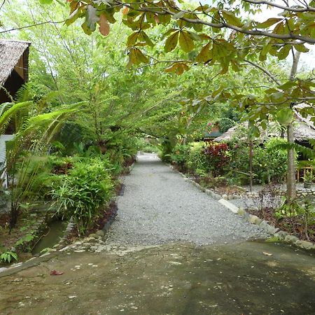Magpie resto dan homestay Bukit Lawang Exterior foto