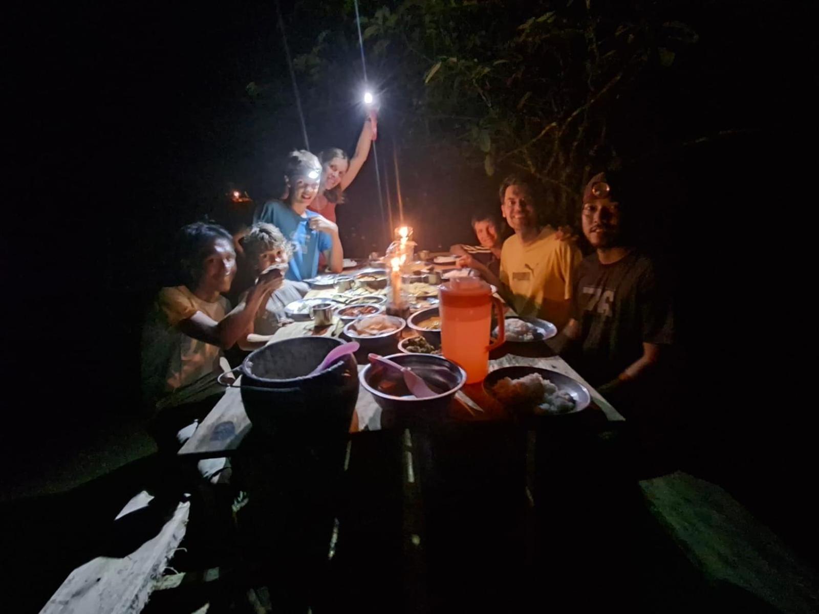 Magpie resto dan homestay Bukit Lawang Exterior foto